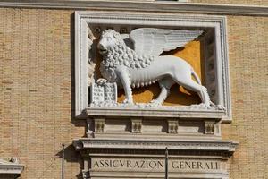 estatua de león en roma foto