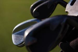 cerrar una bolsa de golf en el campo foto