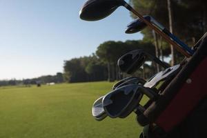 cerrar una bolsa de golf en el campo foto