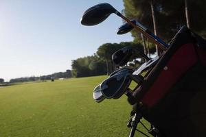 cerrar una bolsa de golf en el campo foto