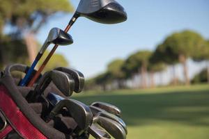 cerrar una bolsa de golf en el campo foto