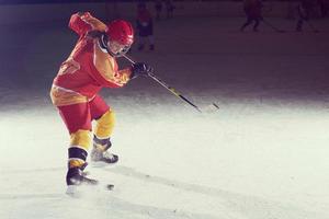 jugador adolescente de hockey sobre hielo en acción foto