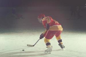 jugador adolescente de hockey sobre hielo en acción foto