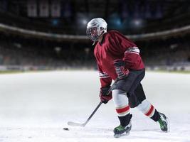 jugador de hockey sobre hielo en acción foto