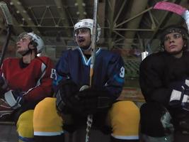 jugadores de hockey en banco foto