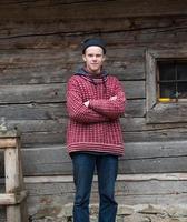 joven hipster frente a la casa de madera foto
