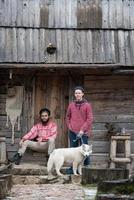 amigos juntos frente a una vieja casa de madera foto