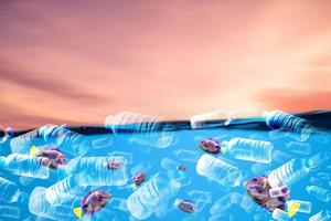 el concepto de residuos plásticos en el mar. botellas de plástico flotando en el mar foto