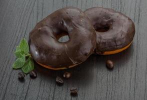 donuts de chocolate sobre fondo de madera foto