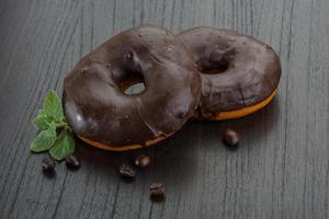 donuts de chocolate sobre fondo de madera foto