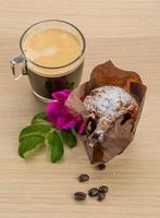 muffin con café sobre fondo de madera foto