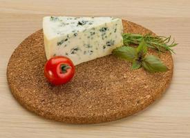 queso azul sobre fondo de madera foto