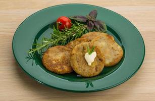 hash brown en el plato y fondo de madera foto