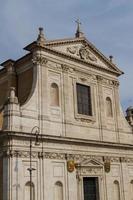 gran iglesia en el centro de roma, italia. foto