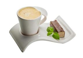 café con pastel sobre fondo blanco foto