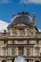 parís - 7 de junio - edificio del louvre el 7 de junio de 2012 en el museo del louvre, parís, francia. Con 8,5 millones de visitantes anuales, el Louvre es constantemente el museo más visitado del mundo. foto