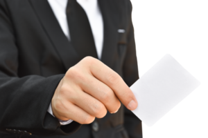 mano de hombre de negocios con tarjeta de visita blanca aislada. png