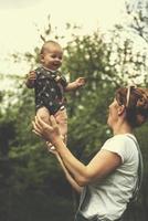 mujer con bebe en la naturaleza foto