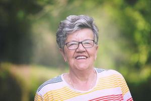 mujer mayor feliz con anteojos foto