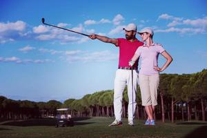 retrato de pareja en campo de golf foto