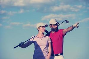 retrato de pareja en campo de golf foto