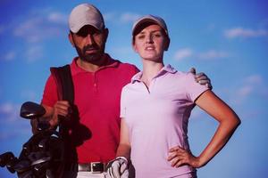 retrato de pareja en campo de golf foto