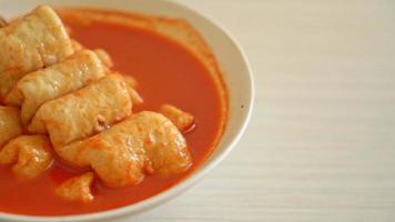 odeng - koreansk fiskkakspett i koreansk kryddig soppa - koreansk street food-stil video
