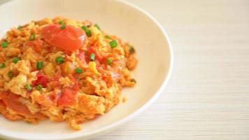 tomates salteados con huevo o huevos revueltos con tomate - estilo de comida saludable
