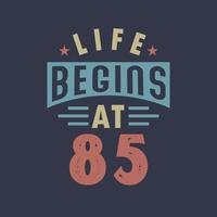 la vida comienza a los 85, 85 cumpleaños diseño retro vintage vector