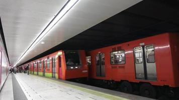 estación de metro, trenes que llegan y salen, los trenes circulan video