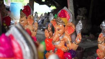 standbeelden van veel heer ganesha ook bekend net zo ganpati in Hindi idolen gehouden in een winkel voordat ganesh chaturthi kunsten van Indië oude tradities en ambachten van Indië video