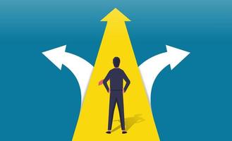 hombre de negocios que tiene que elegir entre tres opciones diferentes indicadas por flechas que apuntan en el concepto de dirección opuesta, eligiendo el camino correcto vector