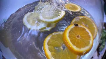 close-up de limão. fundo branco. citrino. filme de arquivo video