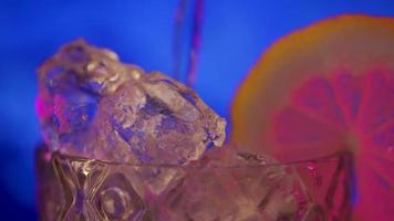 boisson rafraîchissante au citron et eau pétillante avec de la glace. video