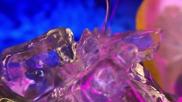 Erfrischungsgetränk Zitrone und Sprudelwasser mit Eis. video