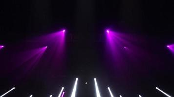 rayo de luz del escenario en la sala de conciertos. iluminación profesional y efectos de espectáculo. luces azules desde arriba lente óptica suave bengalas animación brillante animación de fondo de arte. iluminación lámpara rayos brillante dinámica video