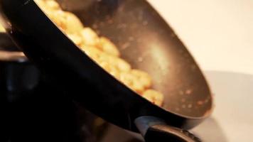 camarones fritos en una sartén. camarones, calamares, mariscos se fríen a fuego alto. vídeos horizontales. de cerca. video