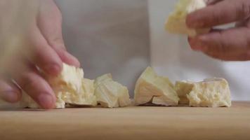 chef tenant du fromage video