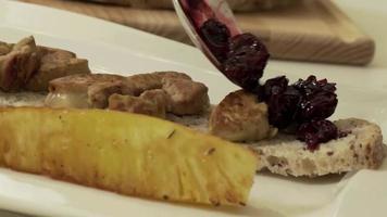 Proceso de cocción del foie gras. comida de restaurante de cerca. video
