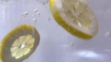 Limone avvicinamento. bianca sfondo. agrume frutta. azione metraggio video