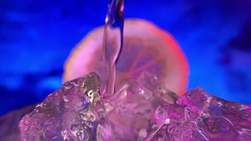 Erfrischungsgetränk Zitrone und Sprudelwasser mit Eis. video