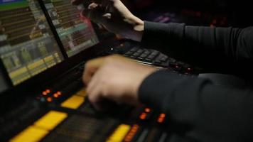 elektrische maschine auf dem tisch zum arbeiten des sounddesigners oder club-dj auf einer party im nachtclub in neonblauer und violetter beleuchtung. beruf für modernen lebensstil video