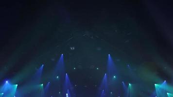 Rayo de luz de escenario en la sala de conciertos. iluminación profesional y efectos de espectáculo. luces azules desde arriba lente óptica suave bengalas animación brillante animación de fondo de arte. iluminación lámpara rayos brillante dinámica video