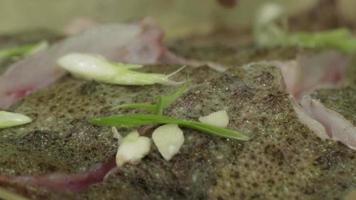 condito pesce avvicinamento, cucinando processi, platessa cucinando, pesce torrefazione video