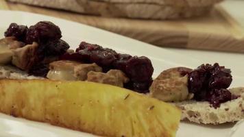 foie gras matlagning bearbeta. restaurang mat. närbild. video