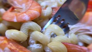 gamberetto frutti di mare con pasta nel un' piatto. orizzontale video. avvicinamento.