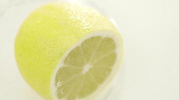 citroen detailopname. wit achtergrond. citrus fruit. voorraad beeldmateriaal video