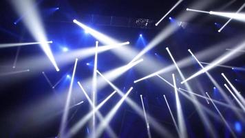 Rayo de luz de escenario en la sala de conciertos. iluminación profesional y efectos de espectáculo. luces azules desde arriba lente óptica suave bengalas animación brillante animación de fondo de arte. iluminación lámpara rayos brillante dinámica video