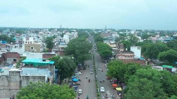 vista superior de la toma de la ciudad india, edificios, casas y carreteras, toma de video con drones
