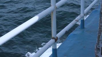 la vista de las salpicaduras de agua al navegar el ferry en el mar. video